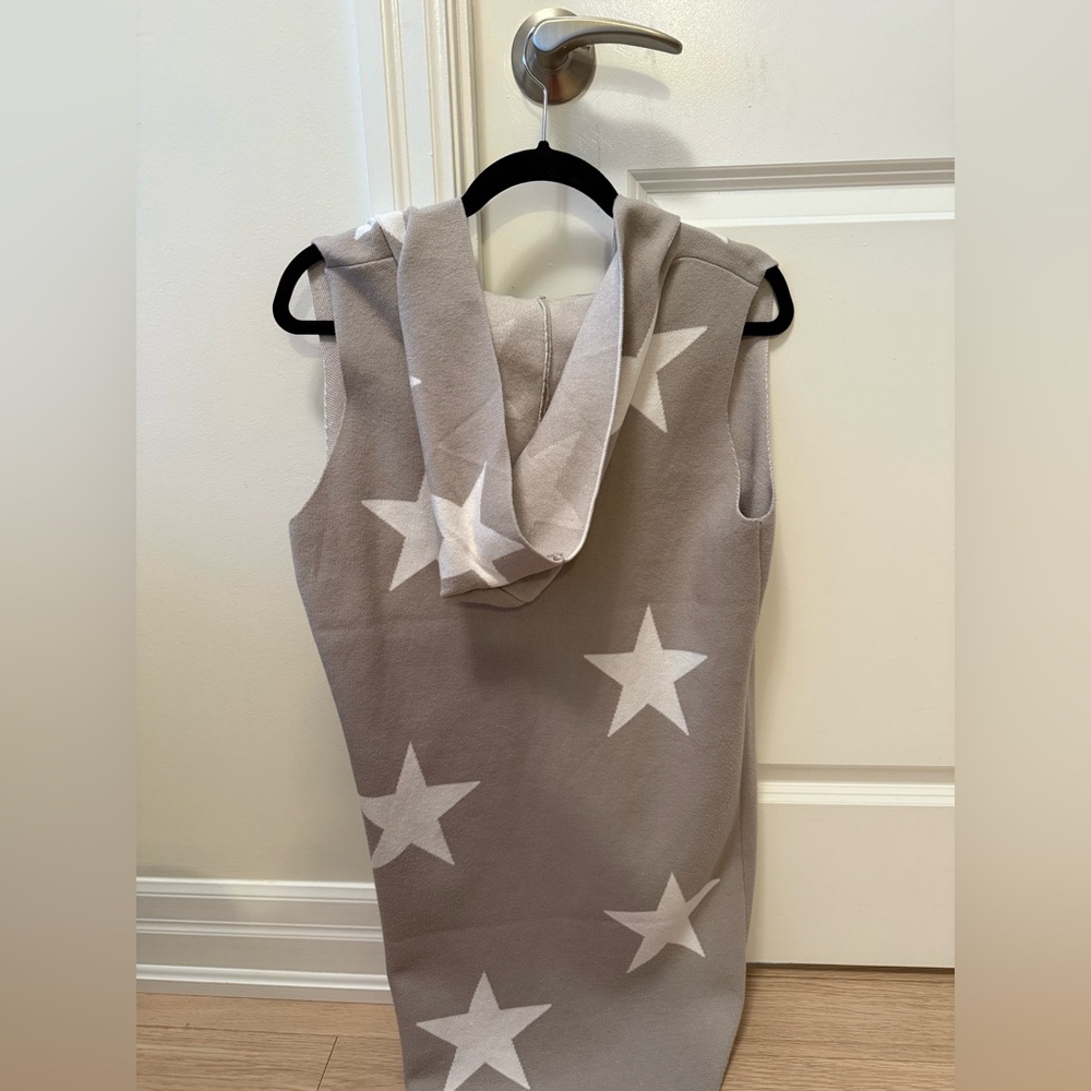 Gray Star Patterned Vest - Picture 3 of 4